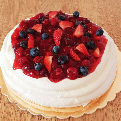 Pavlova torta s lesným ovocím