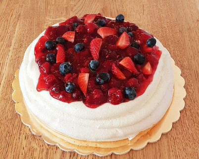 Pavlova torta s lesným ovocím